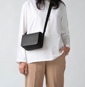 Sol Box Shoulder Bag - Black - Image 2